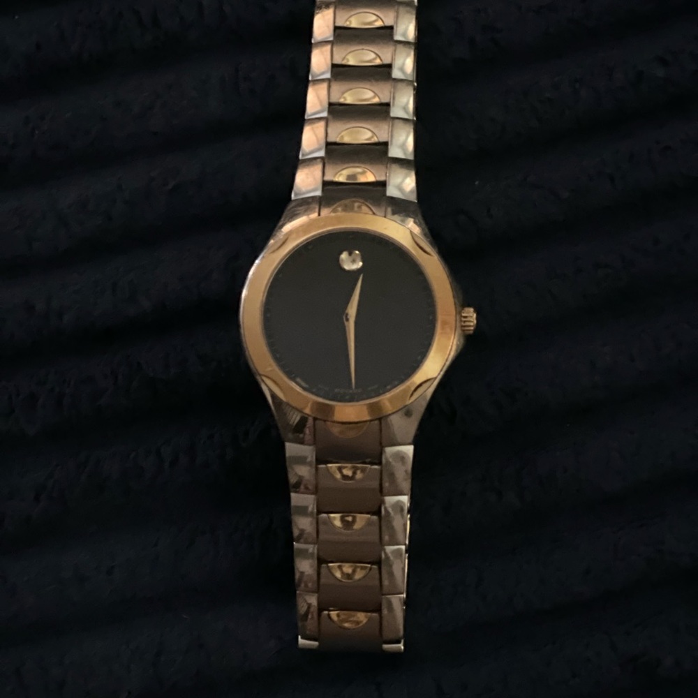 Elegant Gold and Black Smartwatch
